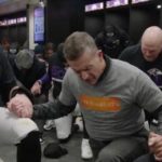 Em oração no vestiário após vitória na NFL, técnico dedica vitória ao Senhor