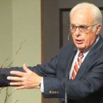 “Não sinto ardência, não sinto medo”: as últimas palavras de John MacArthur revelam confiança plena na salvação