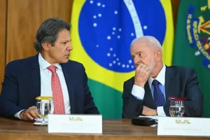 O ministro da Fazenda Fernando Haddad e o presidente da República Luiz Inácio Lula da Silva (Ton Molina/NurPhoto/Getty Images) Leia mais em: https://veja.abril.com.br/coluna/radar/ipespe-58-dos-brasileiros-reprovam-rumo-da-economia-no-governo-lula/