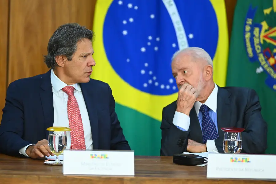 O ministro da Fazenda Fernando Haddad e o presidente da República Luiz Inácio Lula da Silva (Ton Molina/NurPhoto/Getty Images) Leia mais em: https://veja.abril.com.br/coluna/radar/ipespe-58-dos-brasileiros-reprovam-rumo-da-economia-no-governo-lula/